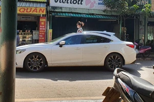 Nguy hiểm rình rập khi trẻ em 'hóng gió' qua cửa sổ trời của ô tô