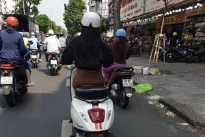 'Nạm kim cương' cho biển số xe, coi chừng bị CSGT tước bằng lái