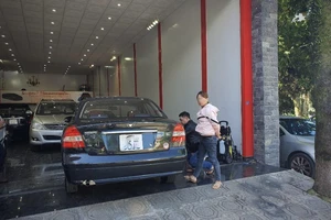 Giảm giá cực sốc: Ô tô cũ vẫn ế ẩm