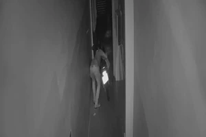Leo cửa sổ vào khu trọ trộm 3 xe máy