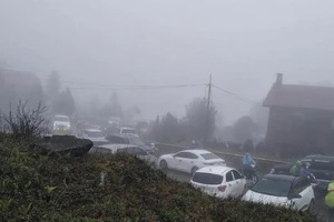 Làm gì khi lái xe mắc kẹt trong thời tiết băng, tuyết?