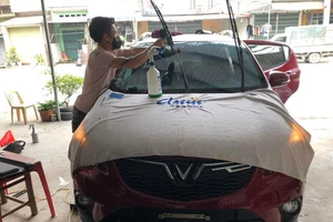 Có nên tự dán phim cách nhiệt cho ô tô tại nhà?