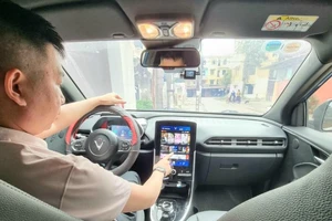 Chủ xe VinFast VF e34 nói gì khi xem video trên FPT Play trong lúc sạc xe