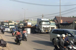  Ô tô chở cuộn thép bị rơi có thể bị phạt đến 12 triệu đồng và tước bằng lái