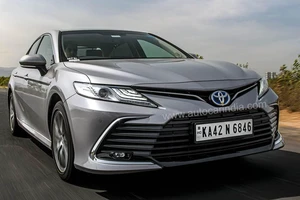 Toyota Camry Hybrid thêm nhiều trang bị, đe nẹt các đối thủ