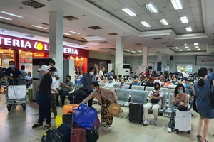 Người dân TP.HCM hối hả lên tàu đi nghỉ lễ