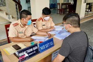 Người đủ 15 tuổi trở lên được đăng ký xe chính chủ 