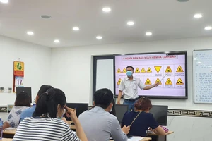 Chưa có tiền mua ô tô có nên đi học bằng lái xe?