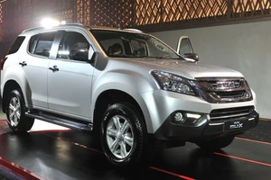Đẩy hàng tồn kho, đối thủ của Toyota Fortuner và Ford Everest giảm giá sâu
