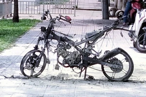 Xe máy cháy trụi trên vỉa hè tại TP.HCM
