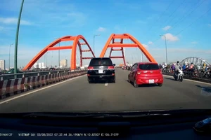 Loạt xe máy quay đầu trên cầu Bình Lợi để né CSGT