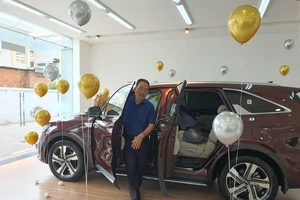 Giá xăng tăng, người mua ô tô cũng tiếp tục tăng