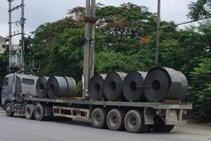 Người dân nói gì khi gặp các xe ô tô chở cuộn thép trên đường
