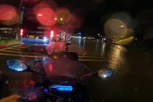 Bức xúc vì tài xế ô tô 7 chỗ tạt nước người đi đường