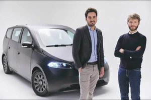 Chiếc xe điện chạy bằng năng lượng mặt trời đầu tiên trên thế giới đã nhận được 20.000 lượt đặt cọc