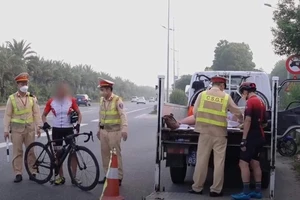 Cư dân mạng 'hả hê' khi đoàn xe đạp lấn làn ô tô bị xử phạt