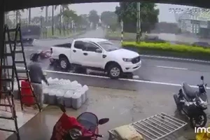 Xe máy vô tình đụng vào đuôi xe bán tải: Bảo hiểm sẽ bồi thường ra sao?