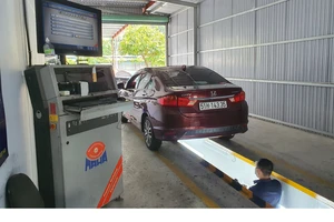 Người dân không cần đến Trung tâm đăng kiểm vẫn có thể bốc số thứ tự kiểm định xe