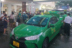 Ga Sài Gòn: Cơn mưa đầu năm đón hành khách quay lại TP.HCM 