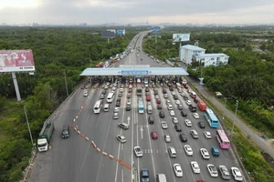 Còn hơn 1 tháng để chuyển đổi tài khoản giao thông, sau 1-10 ô tô sẽ không qua được trạm thu phí