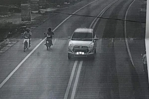 Lái xe quay trở lại thành phố, cẩn trọng bị phạt nguội vì chạm vạch kẻ đường