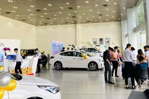 Xe ô tô giảm giá và phí hơn 100 triệu đồng, thị trường ảm đạm