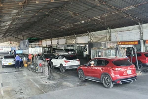 Tái diễn cảnh xếp hàng chờ kiểm định xe lúc nửa đêm tại TP.HCM