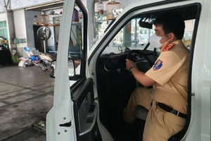 Người dân nói gì trong ngày đầu CSGT hỗ trợ đăng kiểm xe tại TP.HCM?