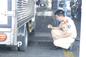 Ngày thứ hai CSGT chi viện cho các Trung tâm Đăng kiểm tại TP.HCM