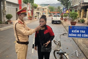 Thấy gì từ vụ việc người phụ nữ 47 tuổi đi xe đạp bị CSGT thổi nồng độ cồn