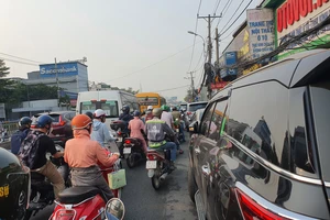 Ô tô xếp hàng dài chờ đăng kiểm, người bán hàng chịu thiệt