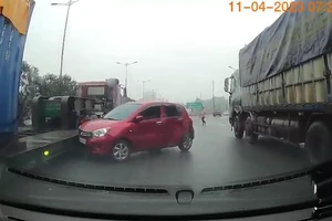 Phụ nữ lái ô tô bất ngờ 'quay xe' gây va chạm 