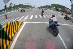 Đoàn xe phân khối lớn ngang nhiên vượt đèn đỏ bất chấp nguy hiểm