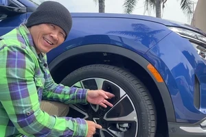 Dân chơi xe tại Mỹ thử sức VF 8 với cung đường off-road 'khó nhằn'