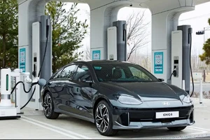 Robot có thể tự động sạc pin cho xe điện