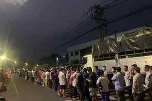 Tài xế vẫn thức trắng đêm để nộp sổ đăng kiểm xe ô tô