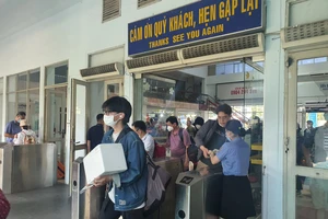 Hành khách thoả thích du lịch biển với đôi tàu hoả Nha Trang - Đà Nẵng