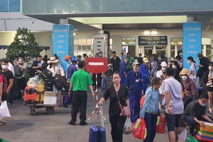 Ga Sài Gòn: Người dân quay lại TP.HCM đông đúc nhưng không chen lấn