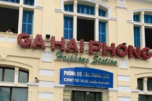 Giảm giá vé tàu cho hành khách đi ngắm hoa phượng đỏ ở Hải Phòng