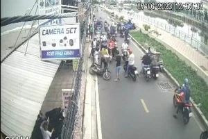 Cả xóm vây bắt kẻ trộm thang nhôm ở quận 8 