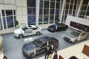 Xe nhập khẩu chạy đua giảm giá cả nửa tỉ đồng 