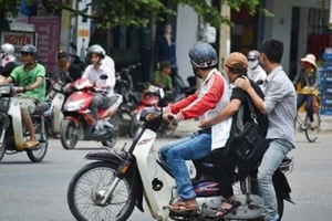 Bộ Công an đề xuất thêm trường hợp đi xe máy được 'kẹp ba'