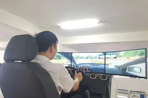 Phát hiện 3 người sử dụng công nghệ cao để gian lận khi thi sát hạch lái xe