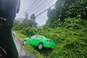 Từ vụ chiếc taxi bị trượt ở đèo Chuối, làm gì để lái xe an toàn vào mùa mưa?