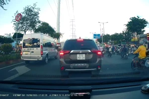 Video: Xe 16 chỗ ngang nhiên tạt gương xe khác trên đường Phạm Văn Đồng