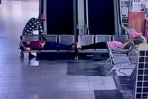 Camera ghi cảnh kẻ xấu móc túi tài xế trong bến xe Miền Đông cũ 