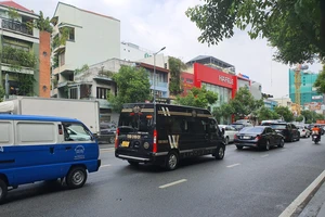 Nhân viên đổ nhầm dầu vào bình nước mát gây hỏng xe, ai chịu trách nhiệm bồi thường?