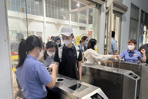 Người dân ùn ùn đi nghỉ lễ bằng tàu hỏa