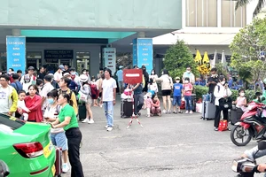 Ga Sài Gòn đông đúc người dân đổ về thành phố sau kỳ lễ