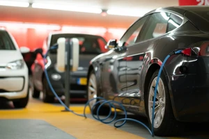 Xe điện chính hãng sẽ khó bị cháy hơn xe xăng?